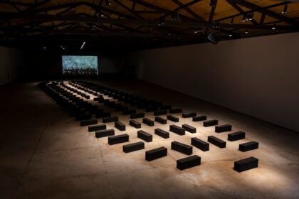 “O Barco” (2021), de Grada Kilomba. Vista de instalação no Instituto Inhotim.